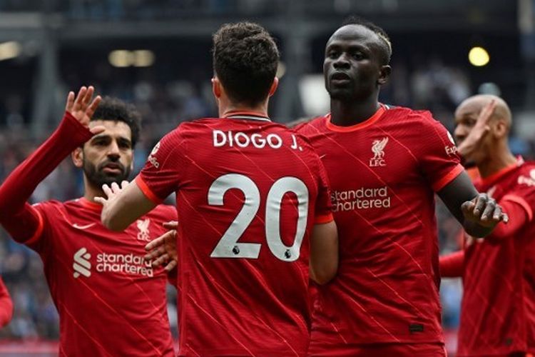 Diogo Jota melakukan selebrasi dengan Mohamed Salah (kiri) dan Sadio Mane (kanan) usai mencetak gol dalam pertandingan Man City vs Liverpool di Stadion Etihad, Minggu (10/4/2022) malam WIB.