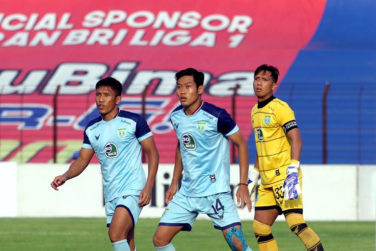 Pemain Persela Lamongan Ahmad Bustomi, Birrul Walidain dan Dwi Kuswanto saat pertandingan pekan ke 13 Liga 1 2021-2022 melawan Borneo FC yang berakhir dengan skor 0-2 di Stadion Sultan Agung Bantul, Selasa (23/11/2021) sore.