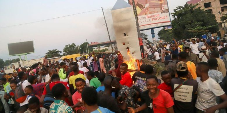 Massa di ibu kota Republik Demokratik Kongo, Kinshasa, membakar benda misterius yang diyakini adalah monolit pada Rabu (17/2/2021). Massa membakarnya lantaran takut dengan asal usulnya.