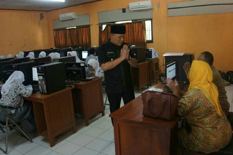 Wakil Bupati Karawang Ahmad Zamakhsyari meninjau pelaksanaan UNBK hari kedua di SMK Negeri 2 Karawang, Selasa (3/4/2018).