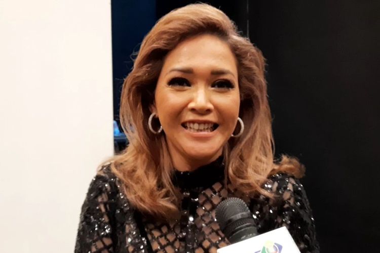Maia Estianty usai menjadi juri di babak Spektakuler Show Top 5 Indonesian Idol X di kawasan Kebon Jeruk, Jakarta Barat, Selasa (4/2/2020).