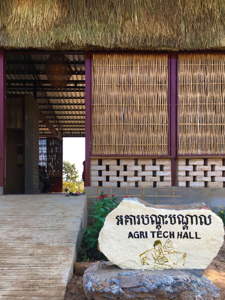 Bahan utama gedung dibangun dari batu bata, namun dindingnya terbuat dari singkong dan plester pasir.
