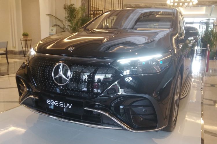 Mercedes-Benz Indonesia resmi meluncurkan mobil listrik Mercy EQE SUV