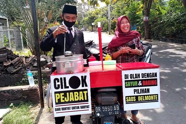 Sejak berjualan dengan mengenakan setelan jas dan dasi, omset penjualan 'Cilok Pejabat' turut mengalami peningkatan.