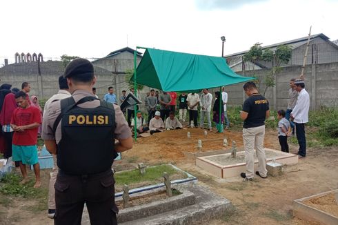 Dikawal Polisi, Seorang Tahanan Kasus Pencurian Hadiri Pemakaman Ayahnya