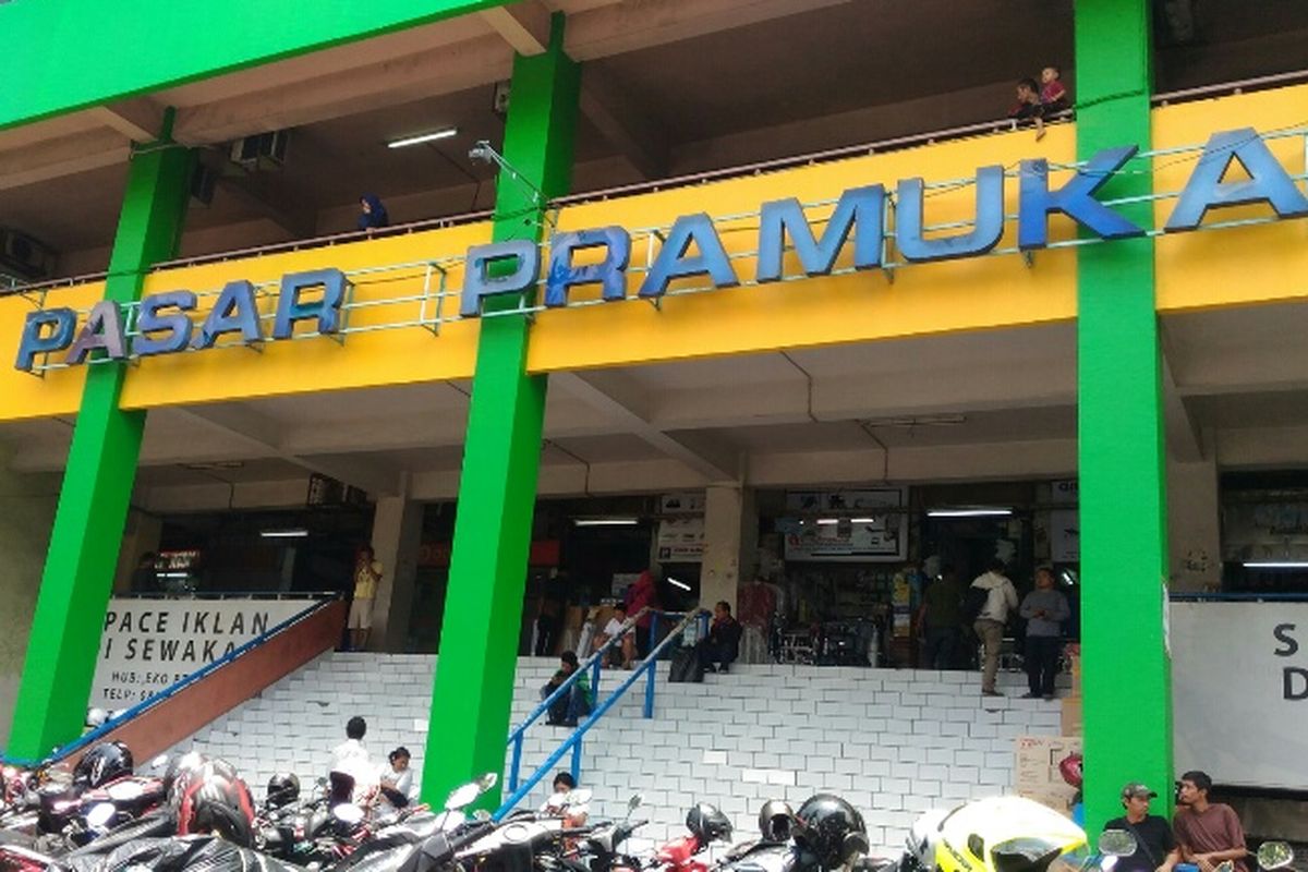 Apotek di Pasar Pramuka kembali beroperasi kendati belum memiliki izin dari Pemprov DKI Jakarta, Kamis (5/10/2017).