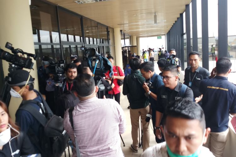 Batik Air pembawa 245 WNI yang dipulangkan dari Wuhan, China akhirnya mendarat di Tanah Air. Maskapai tersebut tiba tepat pada pukul 08.30 WIB dan mendarat dengan aman di Bandara Hang Nadim Batam, Kepulauan Riau.