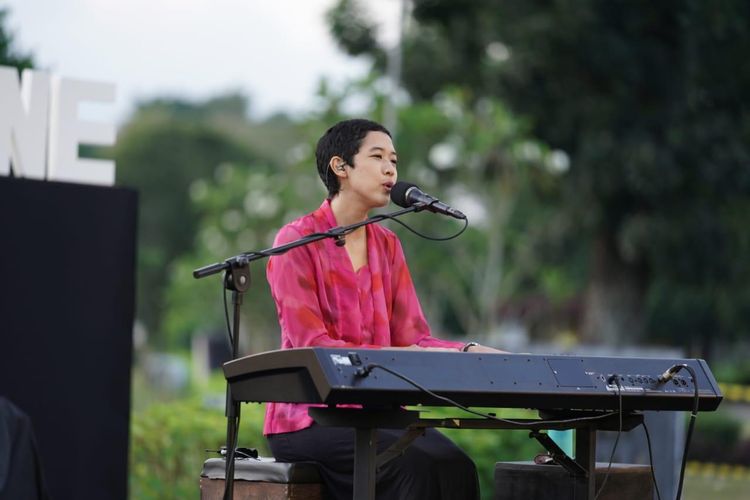 Penyanyi Frau tampil di Prambanan Jazz Online yang digelar di Candi Prambanan, Yogyakarta, dan disiarkan secara virtual pada Sabtu (18/7/2020).