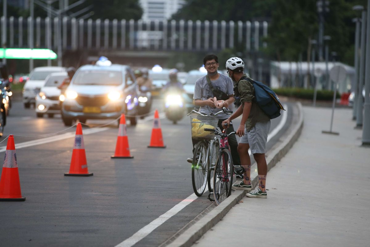 Warga bersepeda di Jalan Jenderal Sudirman, Jakarta, Senin (21/9/2020). Menteri Perhubungan Budi Karya Sumadi menerbitkan Peraturan Menteri Perhubungan Nomor 59 Tahun 2020 tentang Keselamatan Pesepeda di Jalan.