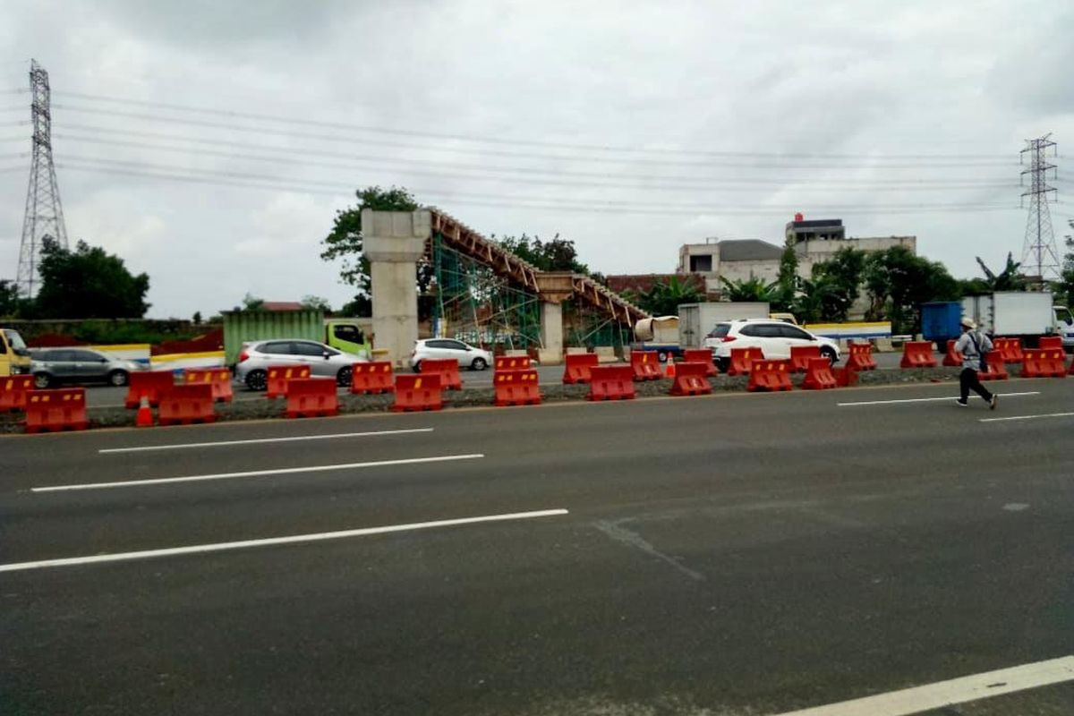 JPO yang terletak di ruas Tol Jakarta-Tangerang yang akan dilanjutkan pembangunannya oleh Jasa Marga, Jumat (10/1/2020). 