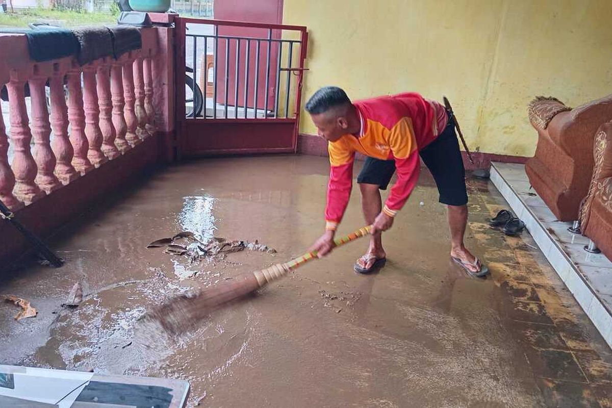 Warga Kecamatan Cikalong, Kabupaten Tasikmalaya, Jawa Barat, sedang membersihkan sisa banjir rob yang menerjang rumahnya akibat dampak Supermoon pasang laut pada Senin (13/10/2025).