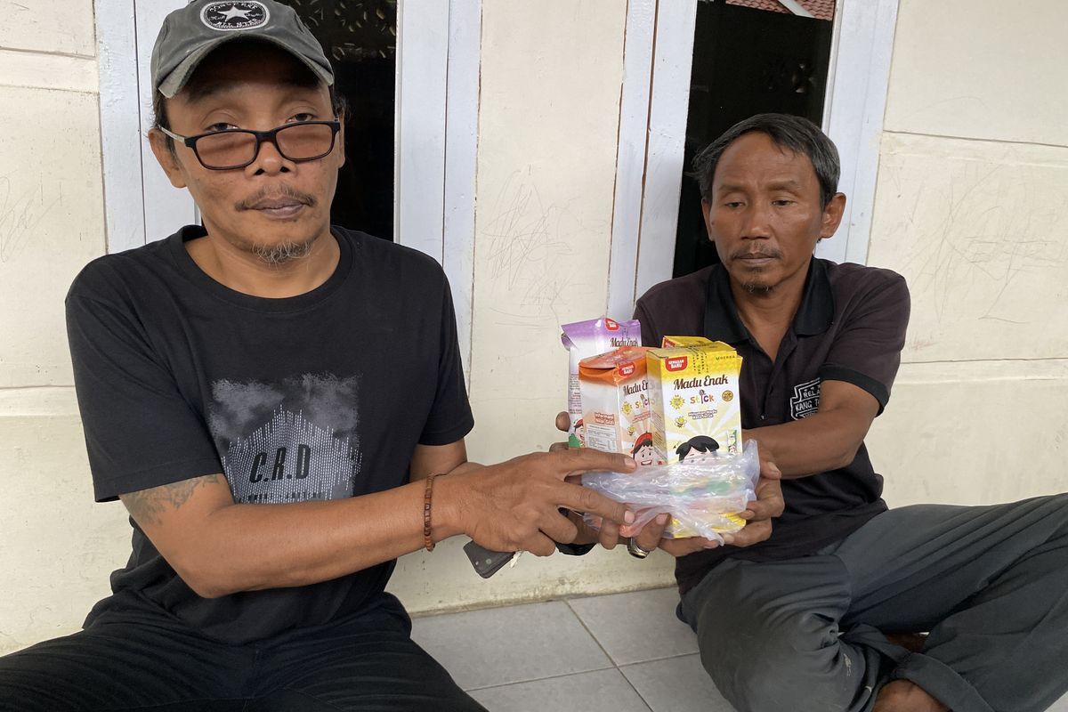 Ketua RT 23 Rw 04, Darya (54) bersama suami Nani, Agus (54) saat menunjukkan boks madu yang dibeli dengan harga Rp 1,1 juta di rumah korban di Perumahan Bumi Dermayu Indah (BDI) 3 Desa Tambak, Kecamatan/Kabupaten Indramayu, Jawa Barat, Rabu (4/3/2026) sore