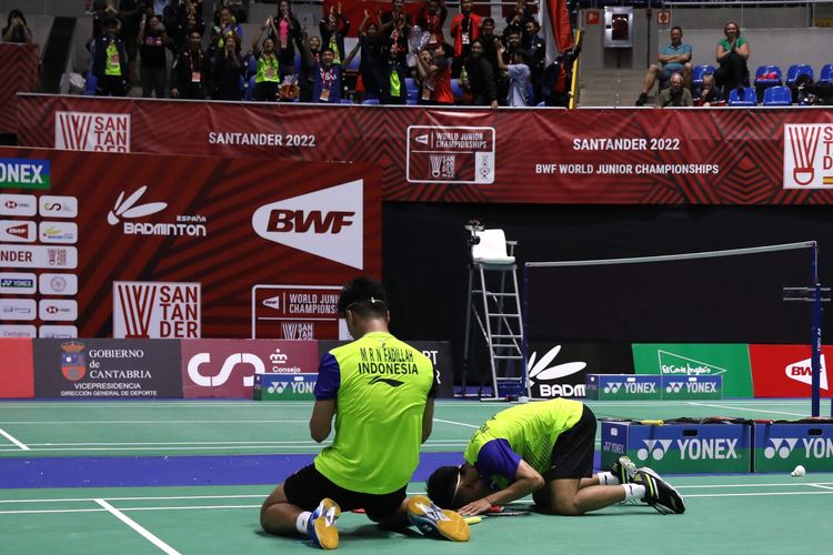 Ganda putra Muh Putra Erwiansyah/Muhammad Rayhan Nur Fadillah merayakan kemenangan usai memastikan Indonesia melaju ke semifinal Piala Suhandinata 2022. Indonesia lolos ke semifinal usai mengalahkan China 3-1 dalam pertandingan di Palacio de Deportes de Santander, Spanyol, Kamis (20/10/2022). 