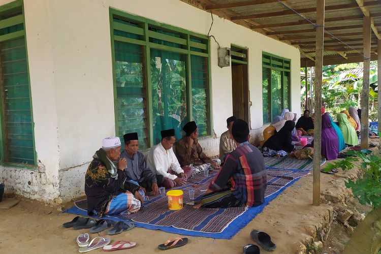 Sejumlah pelayat mendatangi rumah korban pembunuhan di Dusun Ombul, Desa Taraban, Kecamatan Larangan, Kabupaten Pamekasan, Senin (8/3/2021).