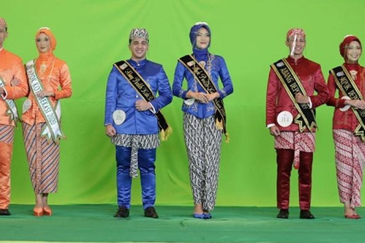 Baju Mojang Jajaka merupakan salah satu pakaian adat Jawa Barat khusus untuk laki-laki dan perempuan yang masih lajang.
