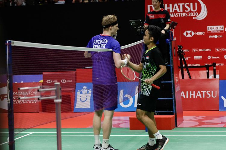 Tunggal putra Indonesia, Anthony Ginting bertanding melawan tunggal putra Denmark, Anders Antonsen  pada pertandingan final Daihatsu Indonesia Masters 2020 di Istora Senayan Jakarta, Minggu (19/1/2020). Anthony Ginting tampil sebagai juara setelah menang 17-21, 21-15, dan 21-9.