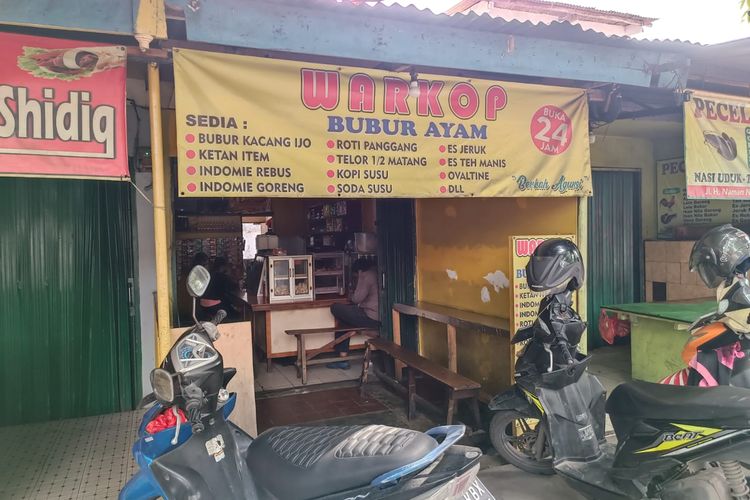 Warkop Berkah Agunsi di Jalan Lampiri Raya, Kelurahan Pondok Kelapa, Kecamatan Duren Sawit, Jakarta Timur, Jumat (16/12/2022).