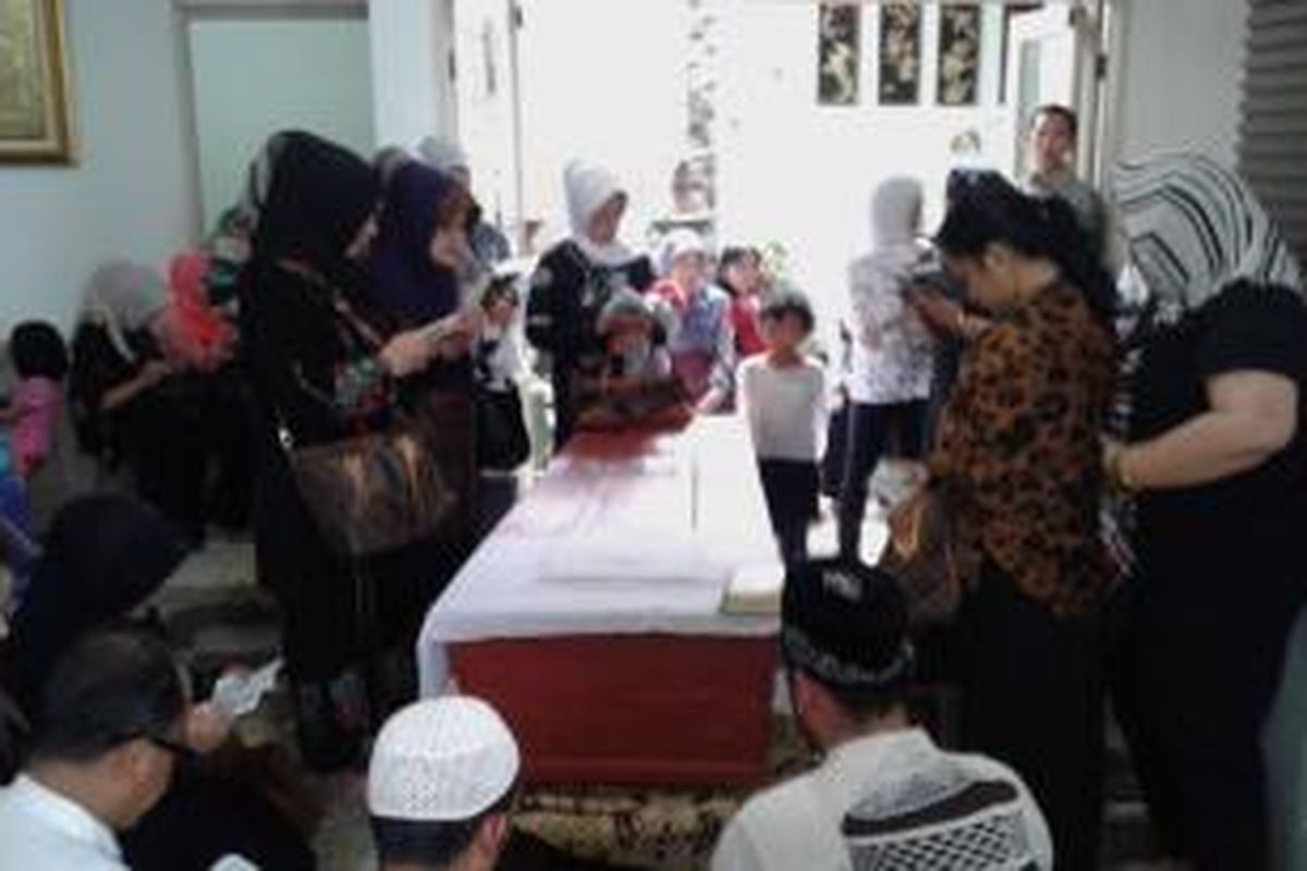 Jenazah Sri Wahyuni (42) didoakan oleh keluarga dan kerabatnya di perumahan Grand Cirendeu, Pisangan, Ciputat, Kamis (20/11/2014).