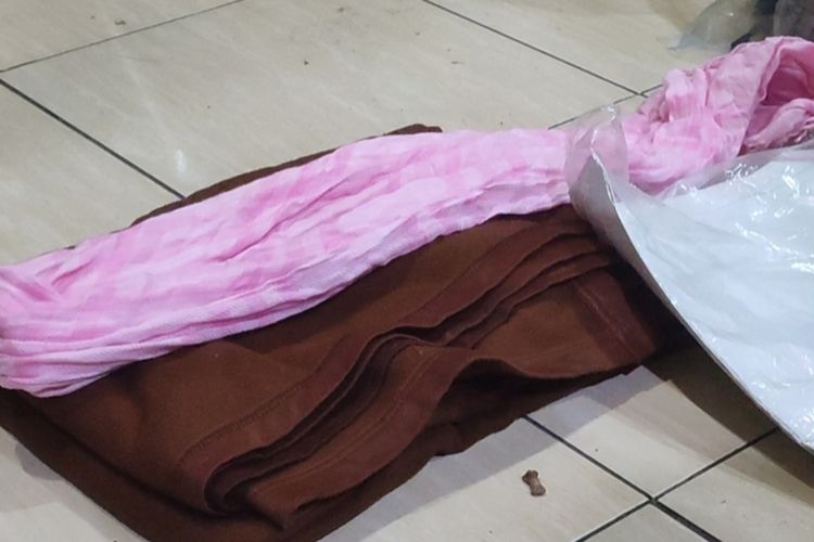 Kasat Reskrim Polres Kuningan AKP I Putu Ika Prabawa menunjukkan selendang merah muda atau pink yang digunakan SN saat menjerat leher pria bernama Gadis hingga tewas, di Mapolres Kuningan Rabu (31/1/2024) petang.
