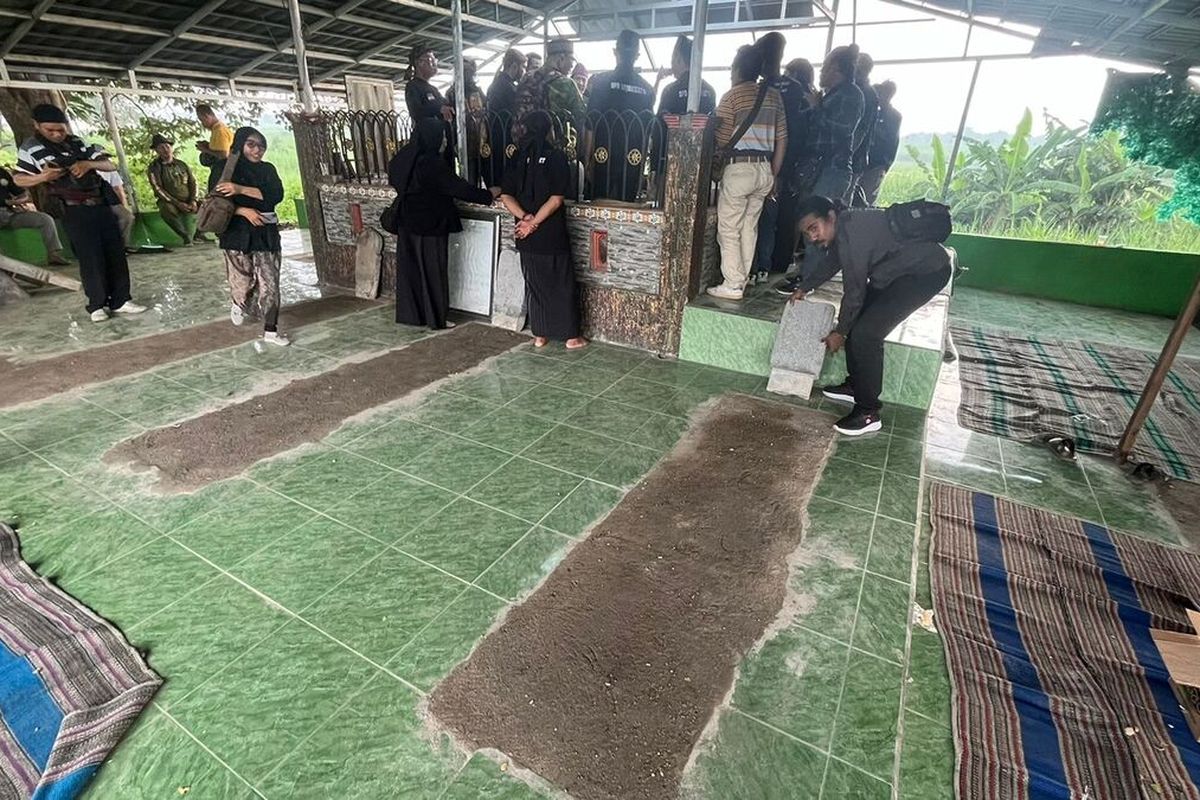 Belasan makam palsu di kawasan Situs Kumitir yang berada di Dusun Bendo, Desa Kumitir, Kecamatan Jatirejo, Kabupaten Mojokerto, Jawa Timur, dibongkar paksa, Selasa (14/1/2025).
