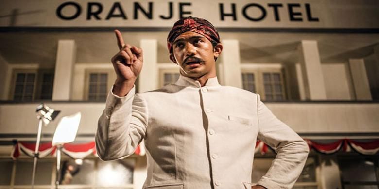 Reza Rahadian bermain dalam film Guru Bangsa: HOS Tjokroaminoto