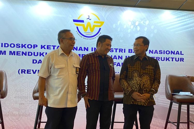 (kiri ke kanan) Direktur Jenderal Bina Konstruksi PUPR Yudha Mediawan, Kepala Badan Perlindungan Konsumen Nasional Rizal Halim, dan Anggota DPR Komisi VI Herman Khaeron dalam diskusi Kaleidoskop Ketahanan Industri Baja Nasional dalam Mendukung Pembangunan Infrastruktur dan Industri Manufaktur di Jakarta, Kamis (8/12/2022).