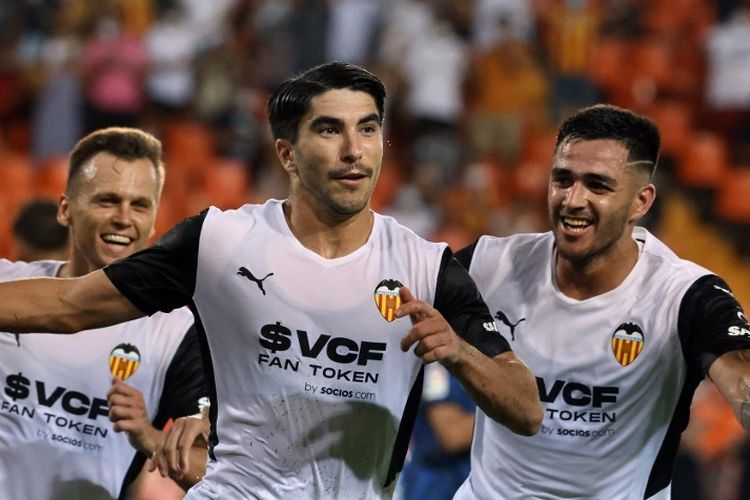 Gelandang Valencia, Carlos Soler (tengah) merayakan gol kedua timnya selama pertandingan sepak bola Liga Spanyol antara Valencia dan Alaves di Stadion Mestalla pada 27 Agustus 2021 lalu.