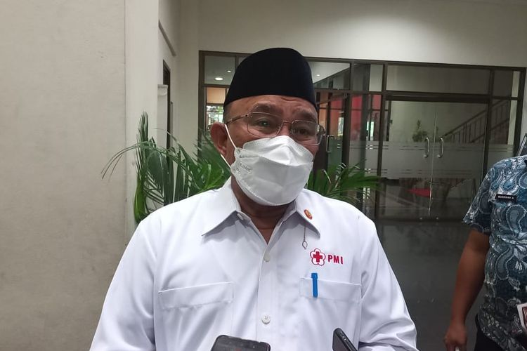 Wali Kota Depok, Mohammad Idris ketika memberikan keterangan kepada wartawan setelah menghadiri pelantikan pengurus dan Dewan Kehormatan Palang Merah Indonesia (PMI) Kota Depok di Ruang Teratai, Balai Kota Depok, Kamis (19/5/2022).