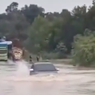 Innova Nekat Terabas Banjir dengan Ketinggian Air Hingga Kap Mesin