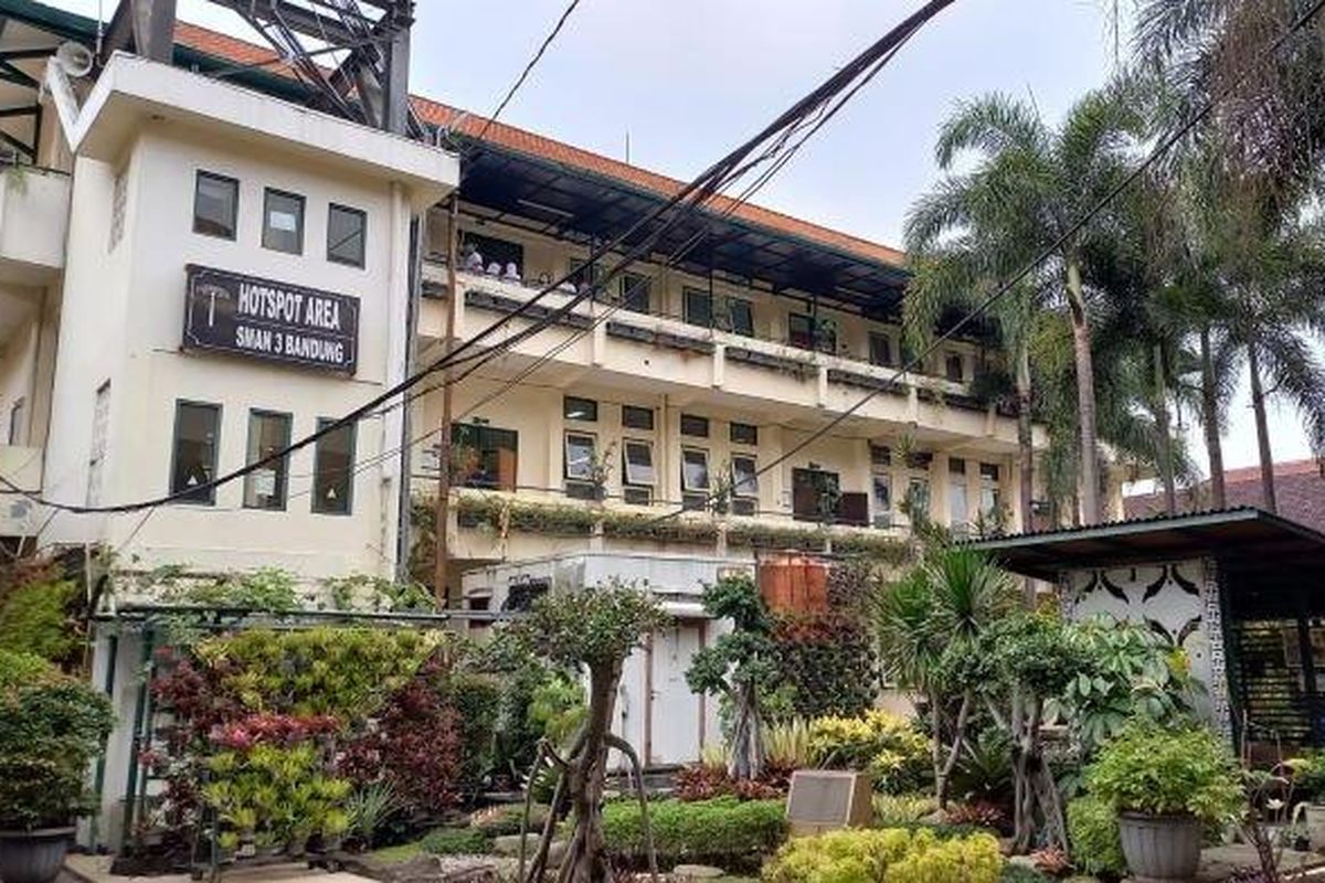Suasana SMAN 3 Bandung. Seorang siswi SMAN 3 Bandung mengalami patah tulang setelah diduga meloncat dari lantai tiga sekolahnya, Selasa (28/11/2023). 
