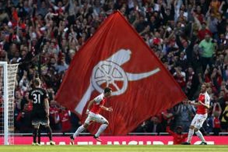 Mesut Oezil merayakan gol Arsenal ke gawang Manchester United, Minggu (4/10/2015). 