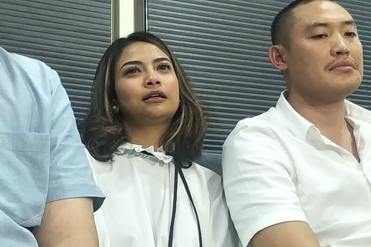 Vanessa Angel bersama tim kuasa hukumnya saat mengadakan jumpa pers terkait status tersangka dirinya di Apartemen Brawijaya, Jakarta Selatan, Rabu (16/1/2019).