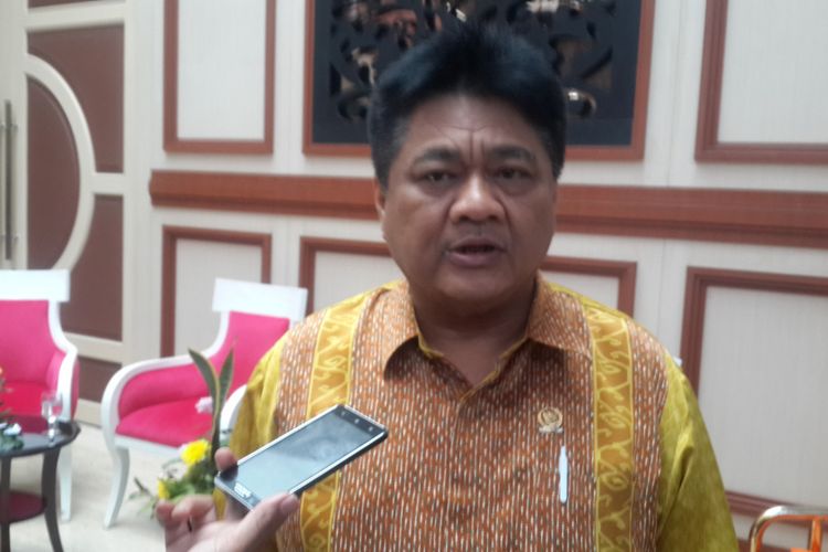 Ketua Departemen Pemenangan Pemilu Jawa Timur DPP Partai Golkar, Ridwan Hisjam usai menghadiri acara Permodalan dan Pengelolaan Keuangan Syariah UKM Kretif oleh Badan Ekonomi Kreatif di Kota Malang, Senin (17/7/2017).