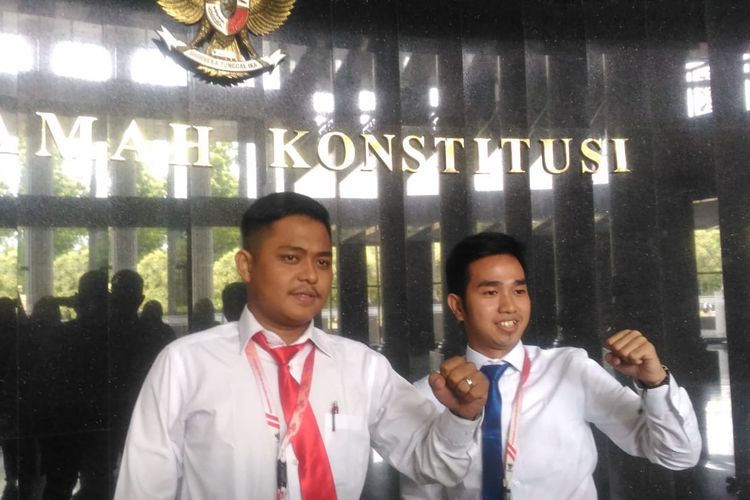 Dua Mahasiswa Dua mahasiswa Universitas Kristen Indonesia (UKI) yang menjadi pemohon uji materi Undang-undang Lalu Lintas dan Angkutan Jalan (LLAJ), Eliadi Hulu dan Ruben Saputra, di Gedung Mahkamah Konstitusi (MK), Jakarta Pusat, Selasa (4/2/2020).