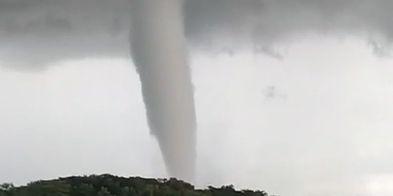 A tornado occurred near the Gajah Mungkur dam in Wonogiri regency in Indonesias Central Java on Wednesday, January 20. 