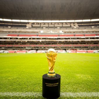 Trofi Piala Dunia terpampang di Stadion Azteca yang akan menjadi venue pembuka Piala Dunia 2026.
