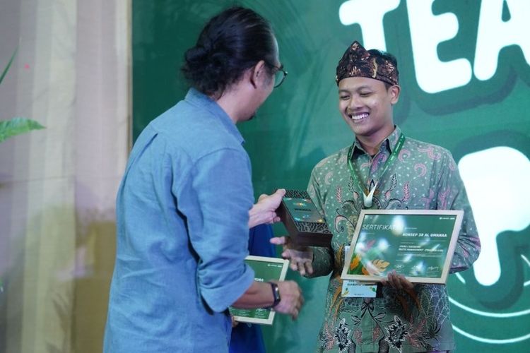 Guru SMA AL Umanaa Boarding School Menerima Penghargaan ASRI Awards Kompas Gramedia
