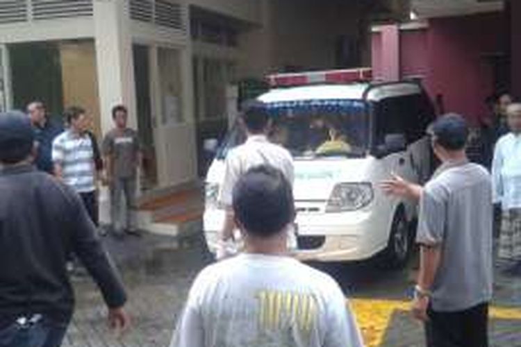 Jenazah Abdul Majid korban kebakaran di sebuah gedung yang dikelola Swiss Bell Hotel, di Kelapa Gading, Jakarta Utara, akhirnya dibawa keluarga dari RS Mitra Keluarga Kelapa Gading. Abdul yang merupakan pekerja bangunan di gedung hotel itu merupakan satu dari dua korban tewas. Jenazah dibawa dari RS Mitra Keluarga, Senin (8/8/2016) 