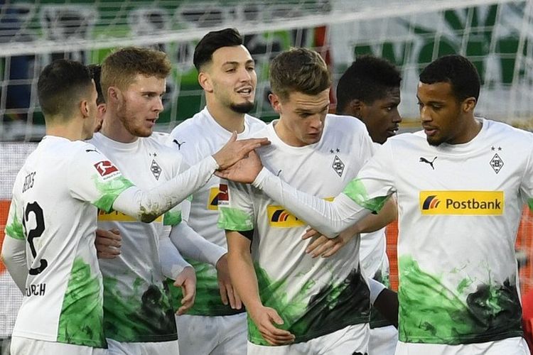 Para pemain Monchengladbach merayakan gol rekan satu timnya selama pertandingan sepakbola Bundesliga divisi satu Jerman, VfL Wolfsburg v Borussia Moenchengladbach di Wolfsburg, pada 15 Desember 2019.