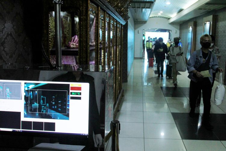 Alat pemindah suhu tubuh atau thermal scanner yang dipasang di pintu kedatangan internasional Bandara Sultan Mahmud Badaruddin (SMB) II Palembang, Sumatera Selatan.