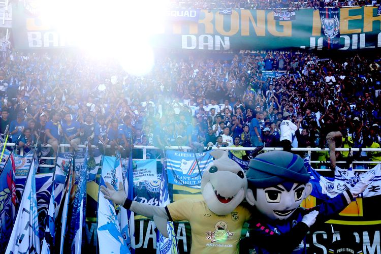 Maskot Persebaya dan PSIS Semarang foto bersama pada pekan ke-6 Liga 1 2022-2023 di Stadion Gelora Bung Tomo Surabaya, Selasa (23/9/2022) sore.