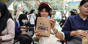 Dompet Dhuafa Jawa Tengah (Jateng) bersama Dinas Perhubungan (Dishub) Kota Semarang turun ke jalan untuk berbagi kebahagiaan dengan menyalurkan 500 paket berbuka puasa bagi para pengguna ruang publik, tepatnya di Trans Semarang dan Simpang Lima, Semarang, Jumat (6/3/2026) sore.