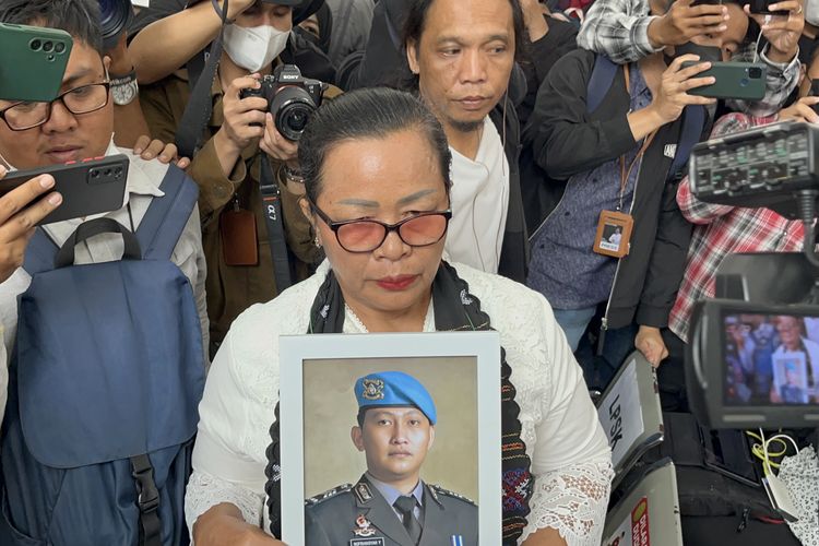 Ibunda almarhum Nofriansyah Yosua Hutabarat atau Brigadir J, Rosti Simanjuntak membawa foto anaknya ke Pengadilan Negeri (PN) Jakarta Selatan, Senin (13/2/2023). Rosti didampingi kuasa hukum keluarga Martin Lukas Simanjuntak menonton langsung sidang putusan terhadap Ferdy Sambo.