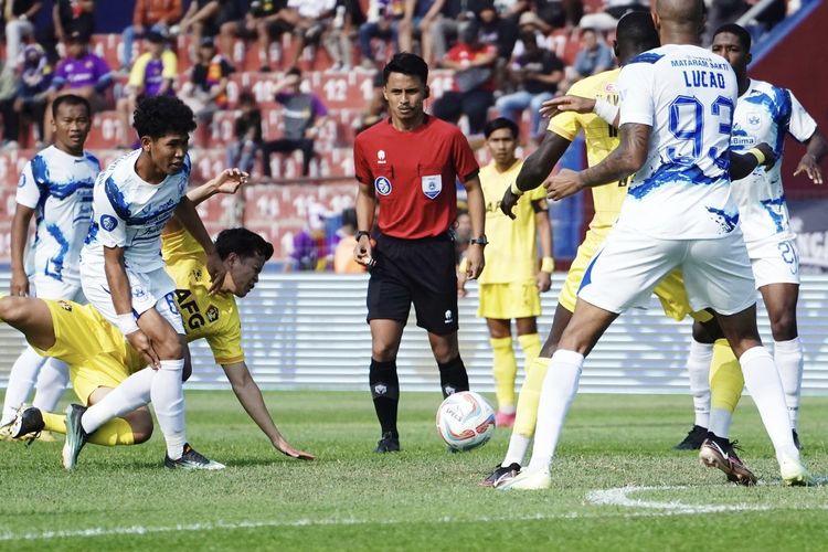Wasit Ryan Nanda saat memimpin pertandingan pekan ke-10 Liga 1 2023-2024 antara Persik Kediri melawan PSIS Semarang yang berakhir dengan skor 1-1 di Stadion Brawijaya Kediri, Jumat (25/8/2023) sore.