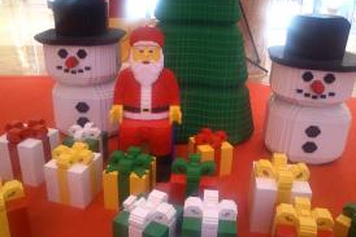 Beberapa karakter Santa Claus dan ornamen natal lainnya di Lotte Shopping Avenue