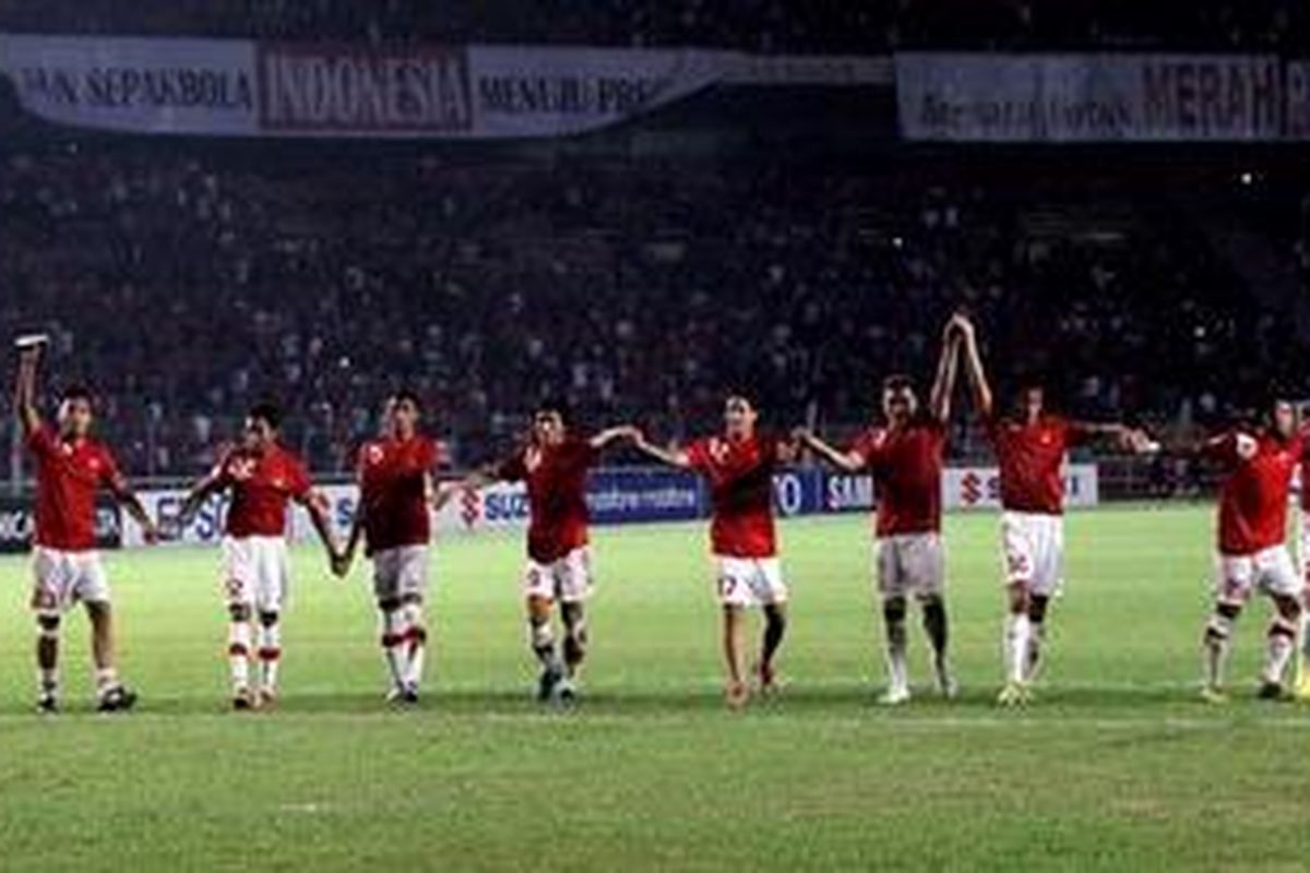 Pemain Tim Nasional Indonesia melakukan selebrasi merayakan kemenangan atas Tim Nasional Filipina pada pertandingan semi final leg pertama AFF Suzuki Cup 2010 di Stadion Gelora Bung Karno, Jakarta, Kamis (16/12/2010). Tim Nasional Indonesia menang dengan skor 1-0. 