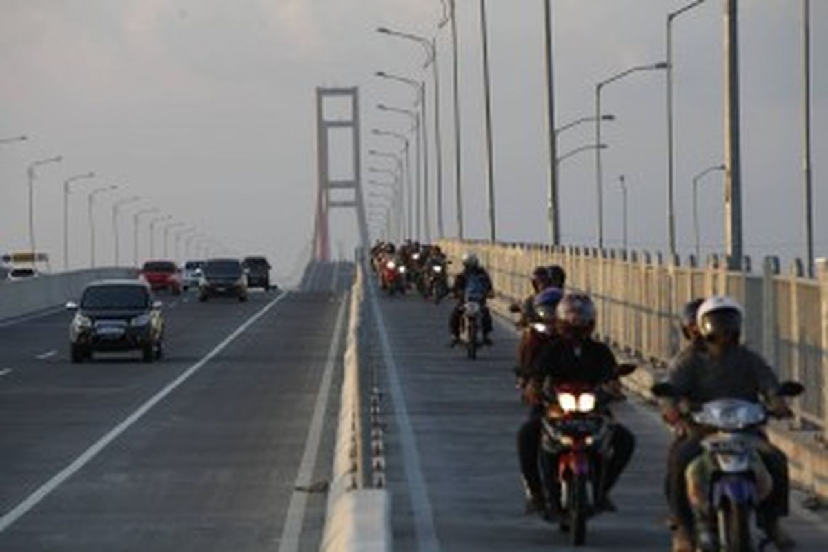 Kendaraan para pemudik khususnya yang menggunakan sepeda motor melintas di jembatan tol Suramadu, Surabaya, Jawa Timur, Jumat (2/9/2011). Arus balik dari Madura menuju Surabaya pada hari ketiga lebaran mulai mengalami peningkatan. Diperkirakan puncak arus balik terjadi pada Minggu (4/9/2011).  