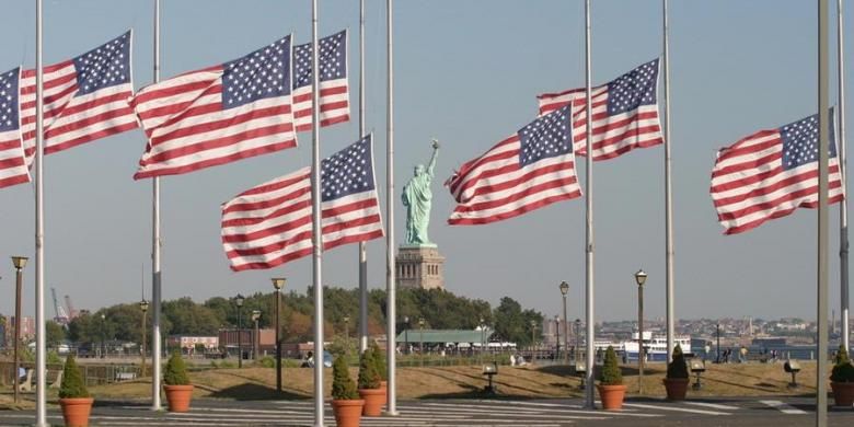 Ilustrasi: Bendera Amerika Serikat berkibar setengah tiang di New York.