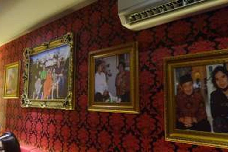 Cabang rumah karaoke milik Dhani yang berlokasi di kawasan Buaran, Duren Sawit, Jakarta Timur, memajang foto Gus Dur, Megawati, dan Habibie yang merupakan mantan presiden RI.