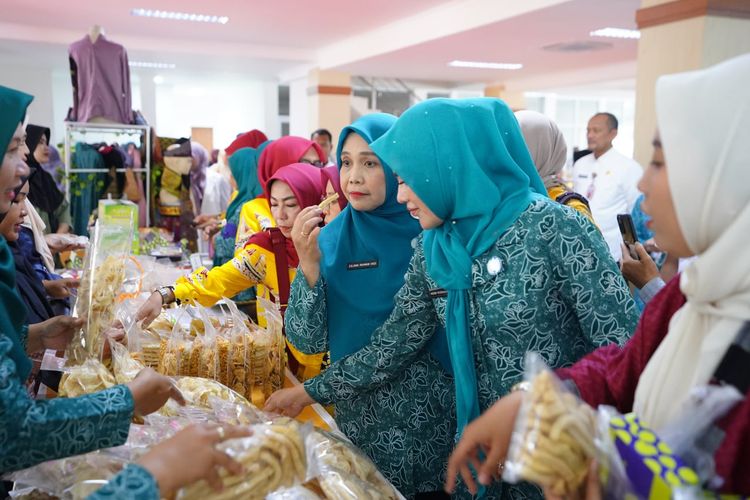 Pj Ketua TP-PKK Provinsi Riau Zuliana terlihat mengunjungi Bazar UMKM di Gedung Dewan Kerajinan Nasional (Dekranasda), Kota Pekanbaru, Rabu (25/9/2024). 